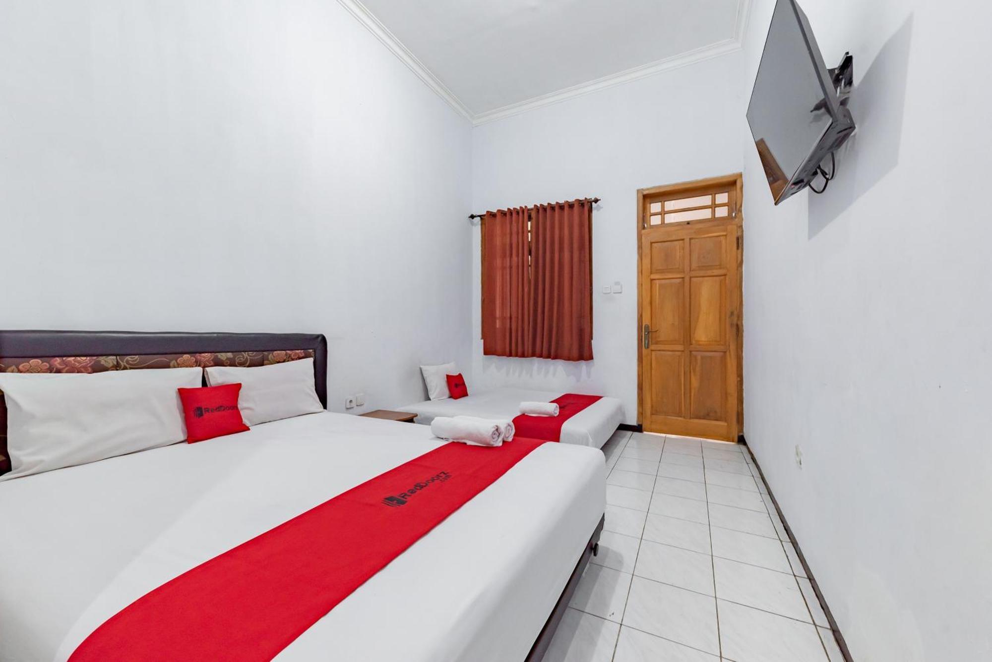 Reddoorz At Ciliwung Guest House Syariah Malang Exterior photo