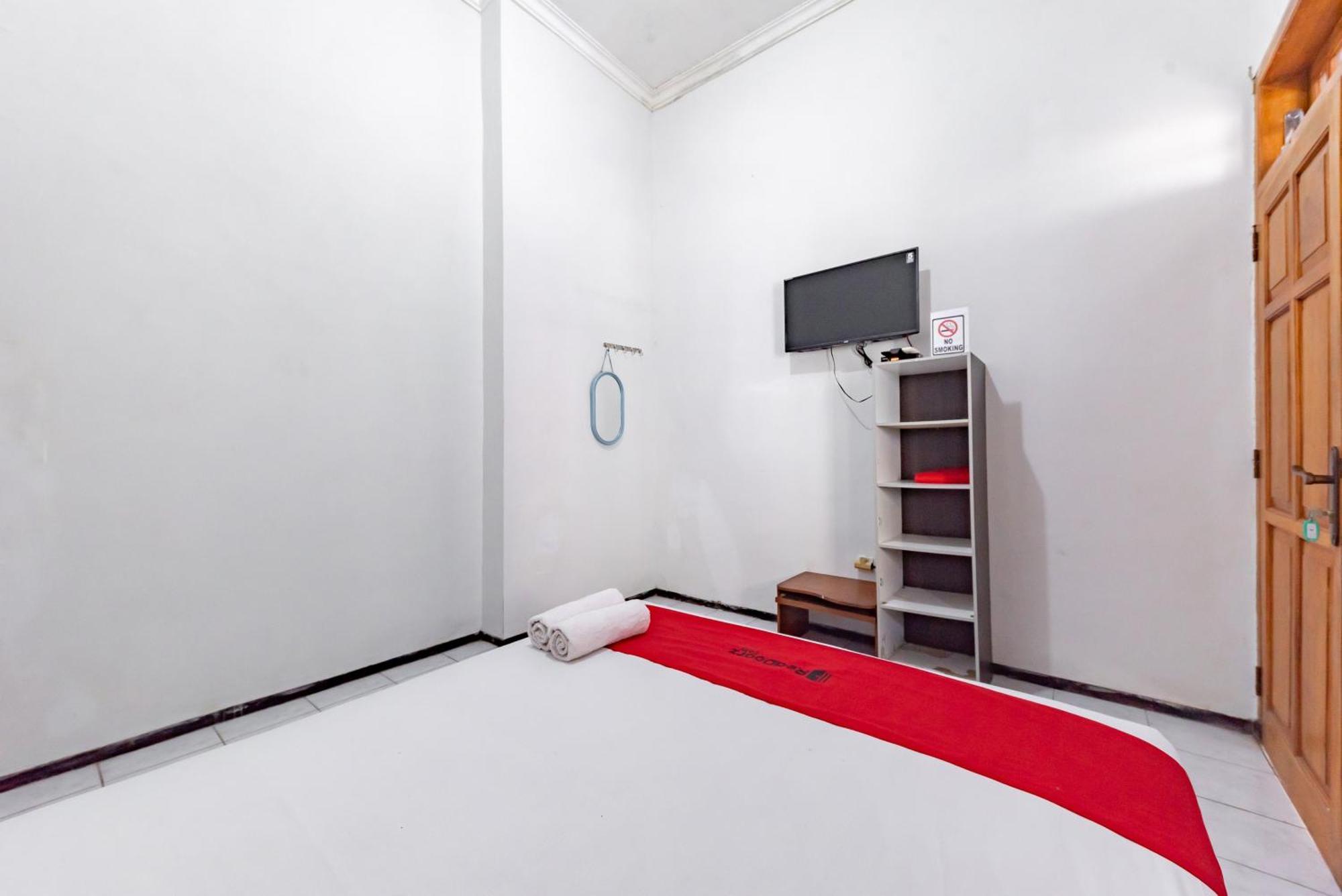 Reddoorz At Ciliwung Guest House Syariah Malang Exterior photo