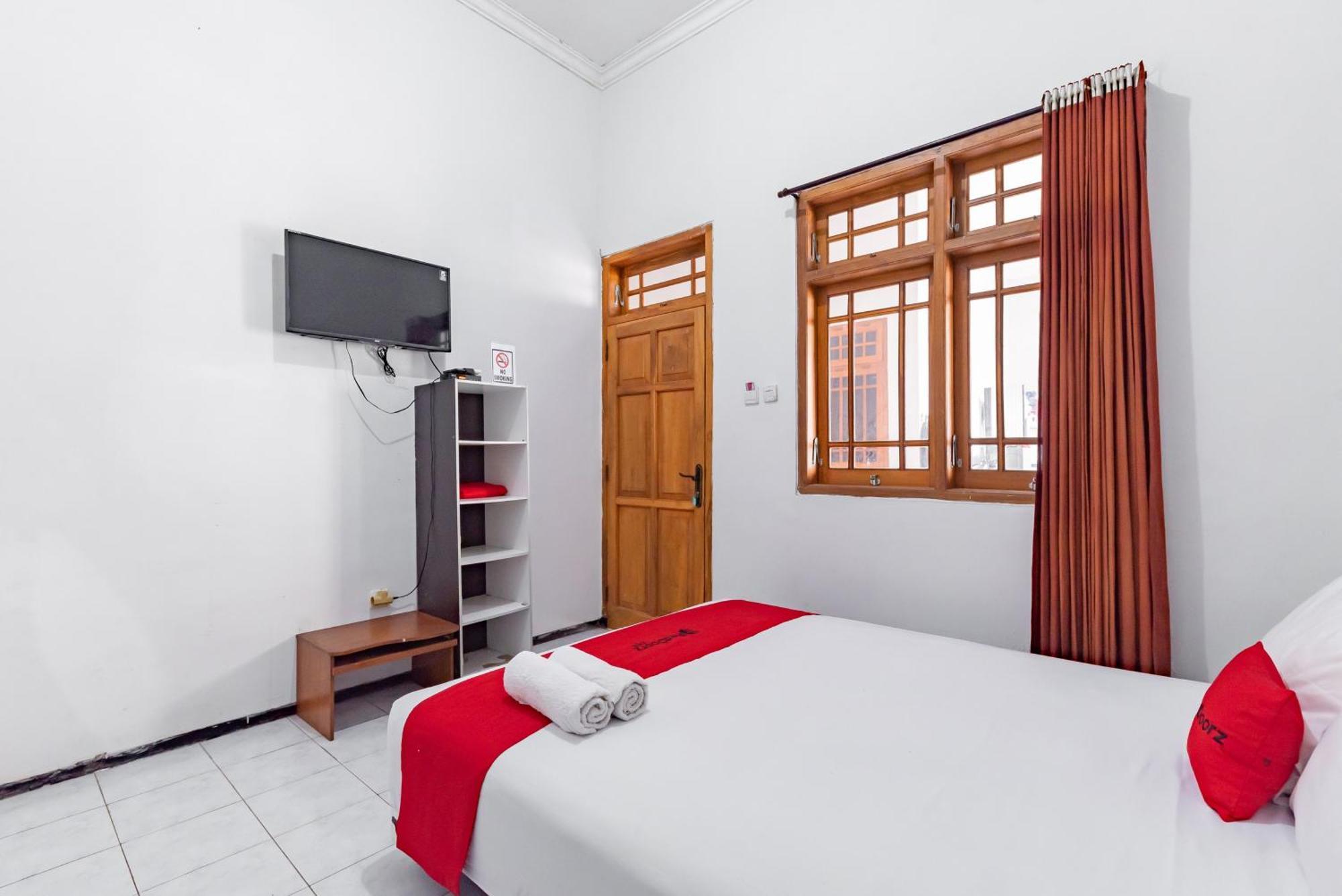 Reddoorz At Ciliwung Guest House Syariah Malang Exterior photo