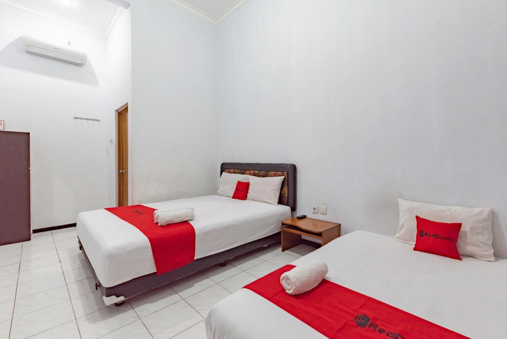 Reddoorz At Ciliwung Guest House Syariah Malang Exterior photo