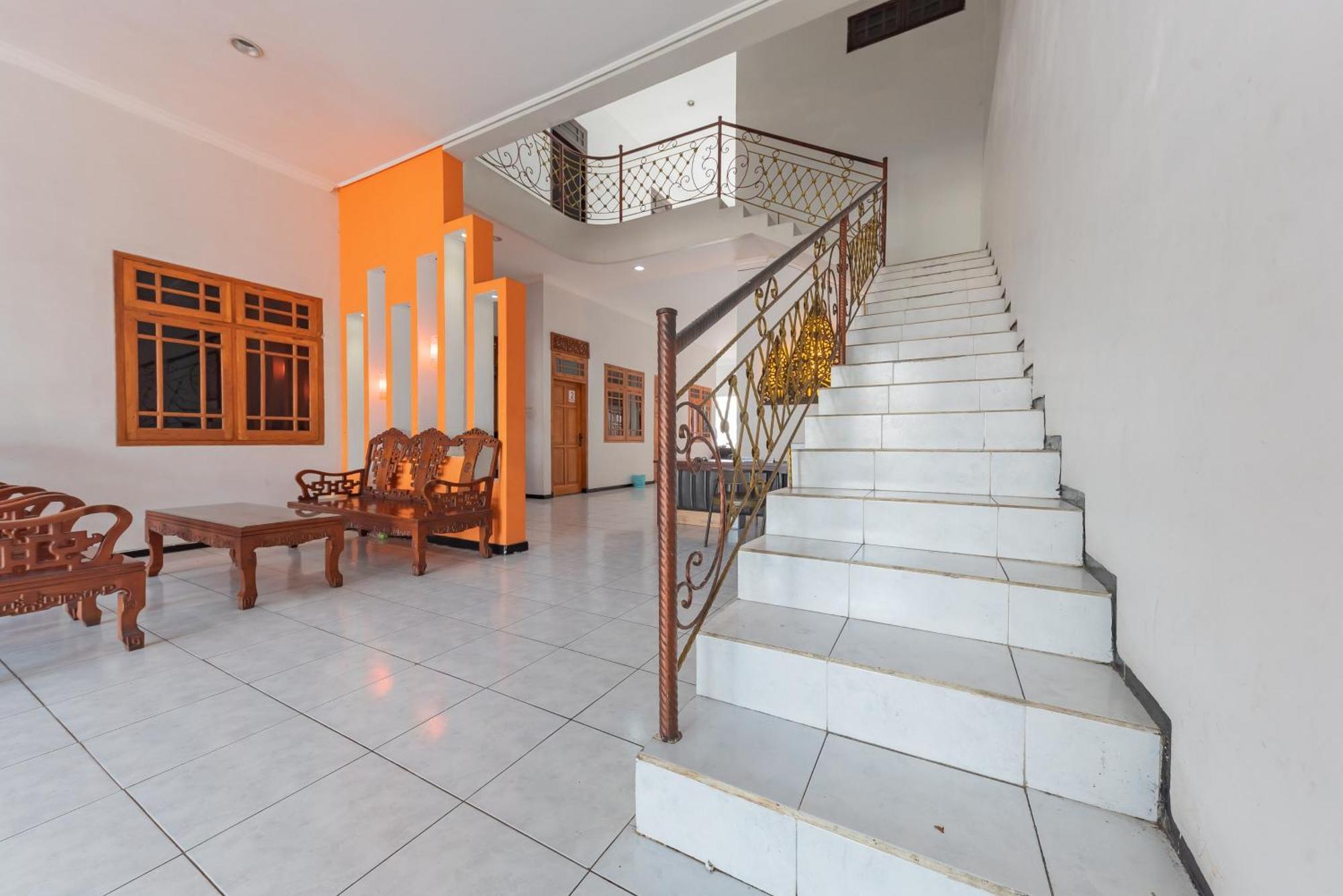 Reddoorz At Ciliwung Guest House Syariah Malang Exterior photo
