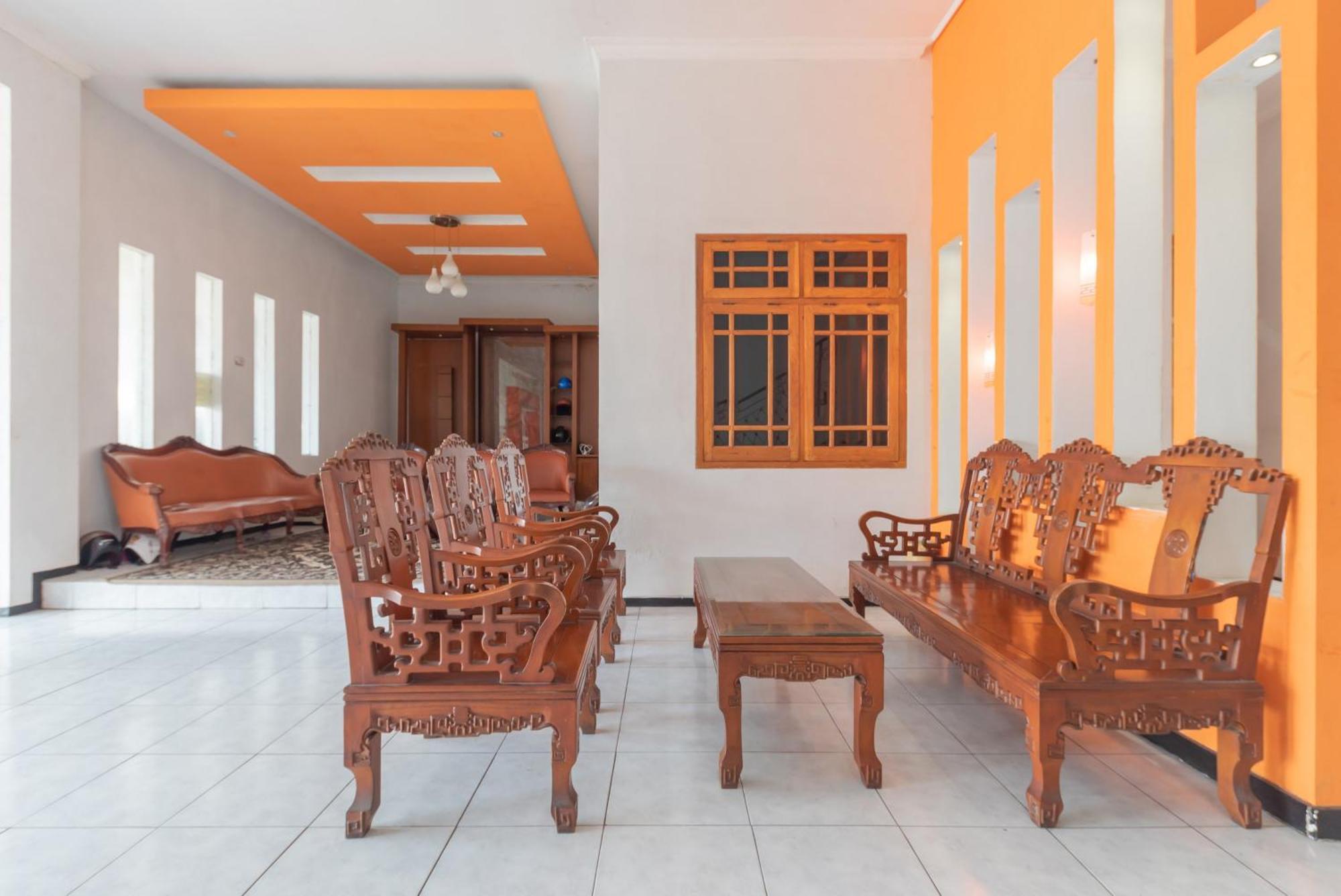 Reddoorz At Ciliwung Guest House Syariah Malang Exterior photo
